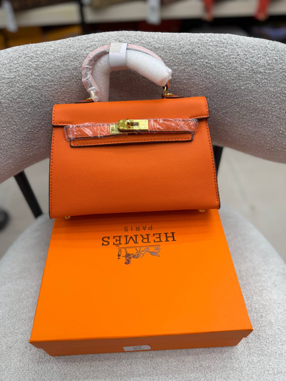 کیف دستی زنانه کلاسیک رنگ قهوهای با طراحی لوکس، مناسب استفاده روزمره و مجلسی، موجود در رنگبندی متنوع