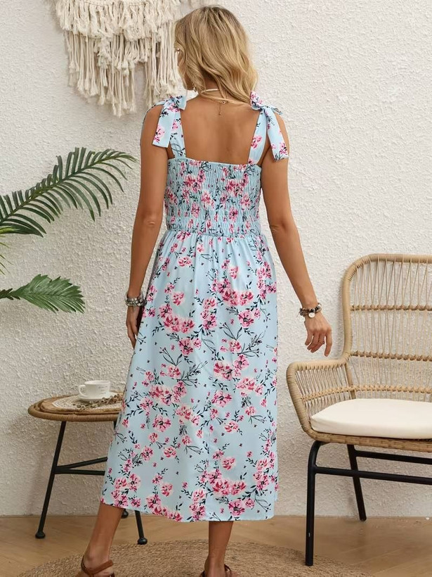 پیراهن آبی آسمانی طرح شکوفه صورتی با سینهکش و بندهای گرهدار، مناسب استایل تابستانی و مهمانی، قد ۱۱۵ تا ۱۲۵ سانتیمتر، سایز ۳۸ تا ۴۸.